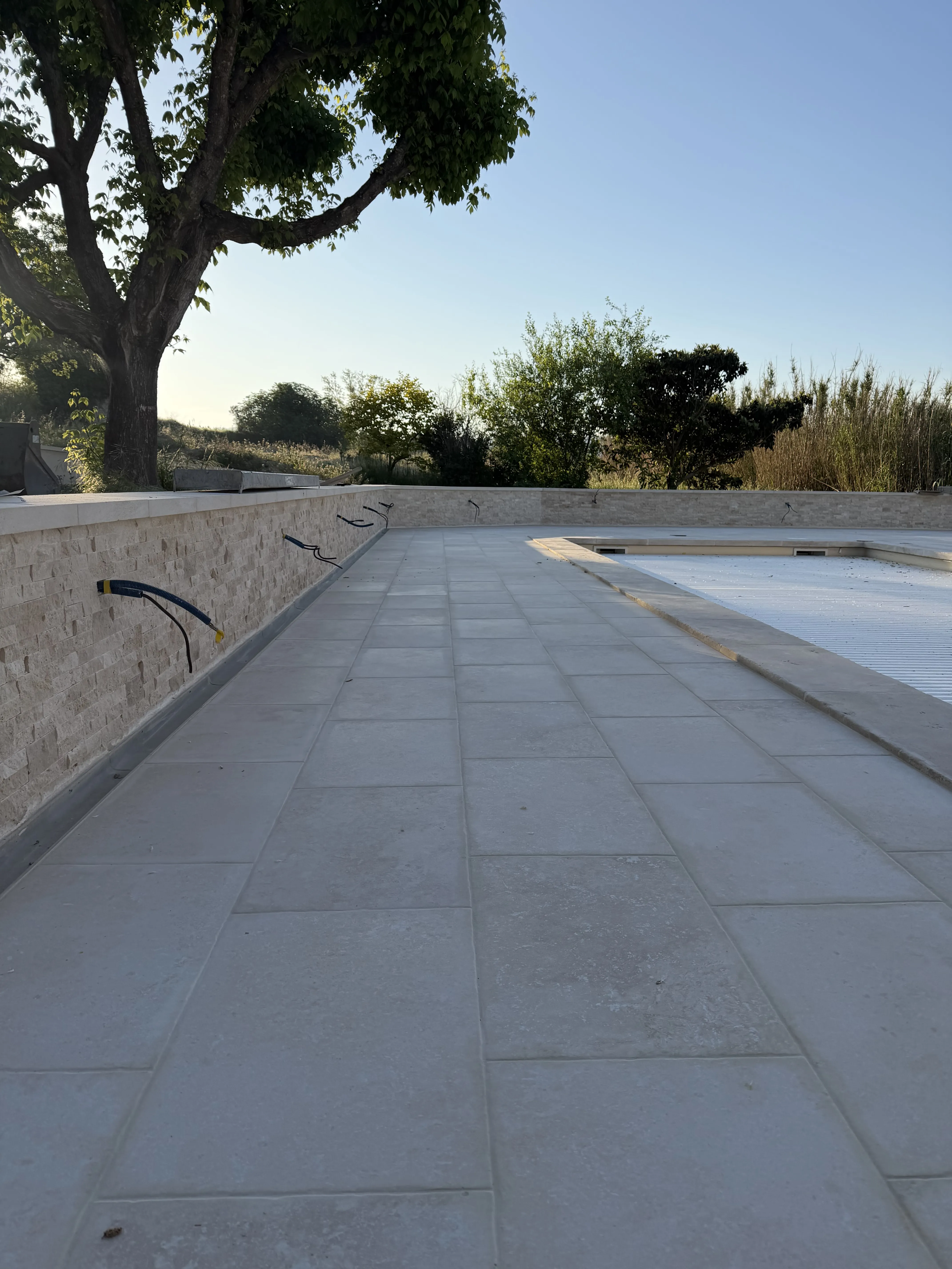 Terrasse travertin autour du bassin