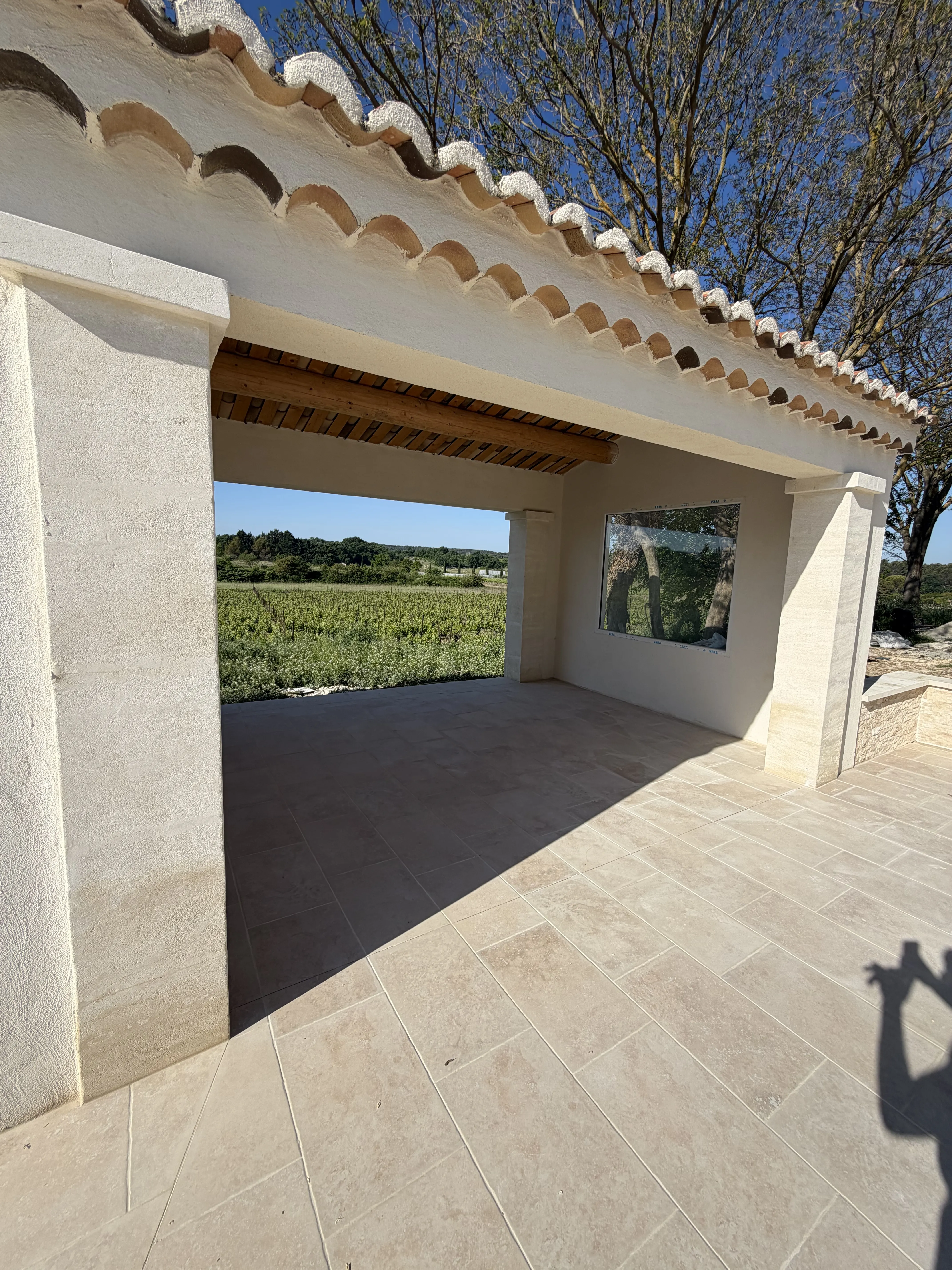 Intérieur — vue sur les vignes