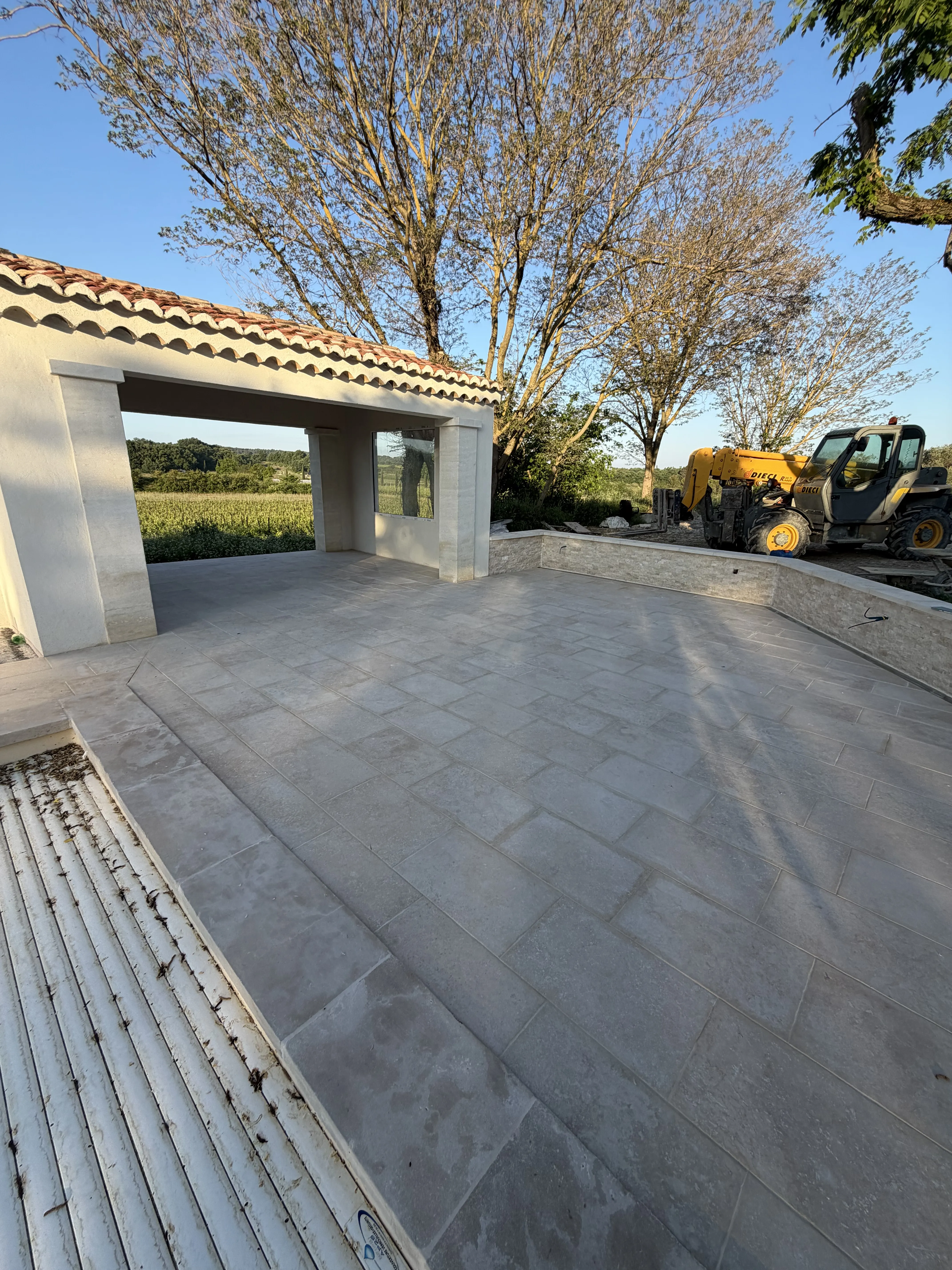 Pool-house en pierre, terrasse travertin